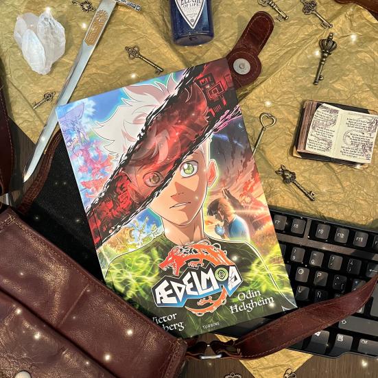 Opstillet billede på en træplade hvor bogen ligger sammen med en masse rekvisitter.