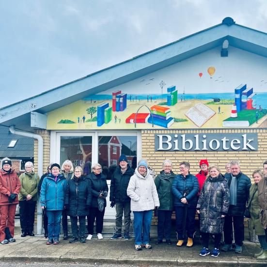 Fælles billede af gåklubben foran Hals Bibliotek.