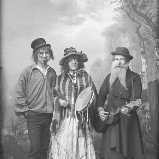 Tre mænd stående iført karnevalskostume, 1891