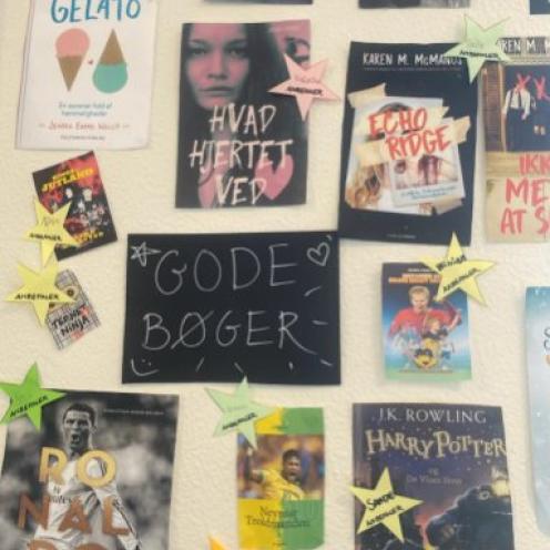 Bordplade med forsider til bøger