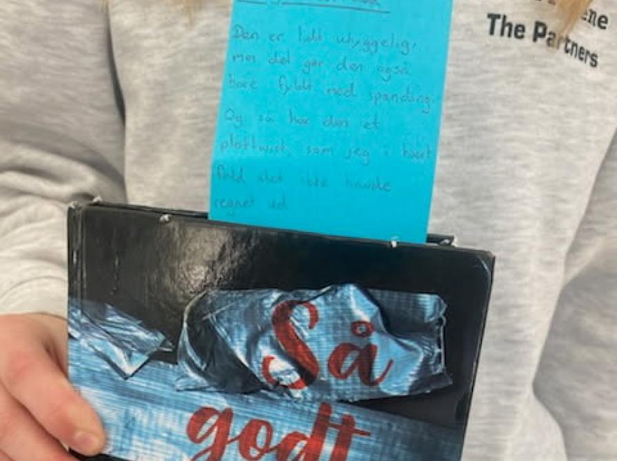 Forside af bogen "Så godt som død" og en anbefaling