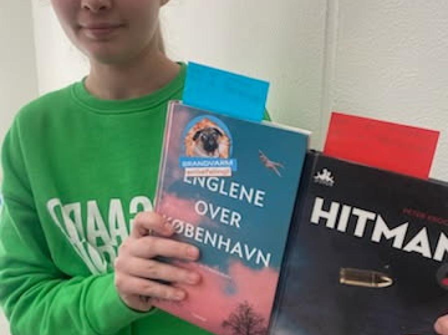 Elev fra 7. klasse med to bøger og to anbefalinger