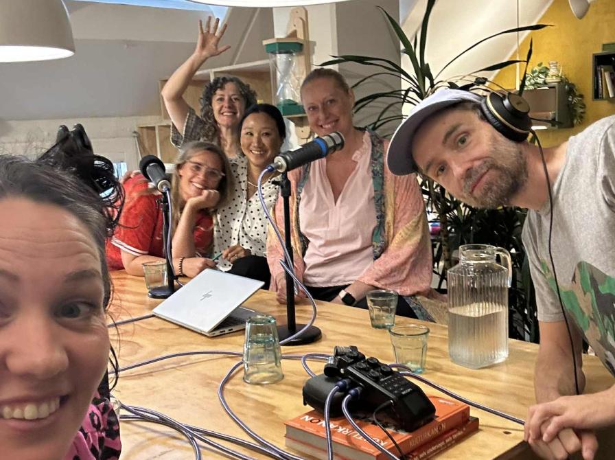 Foto af holdet fra optagelsen af afsnittet.